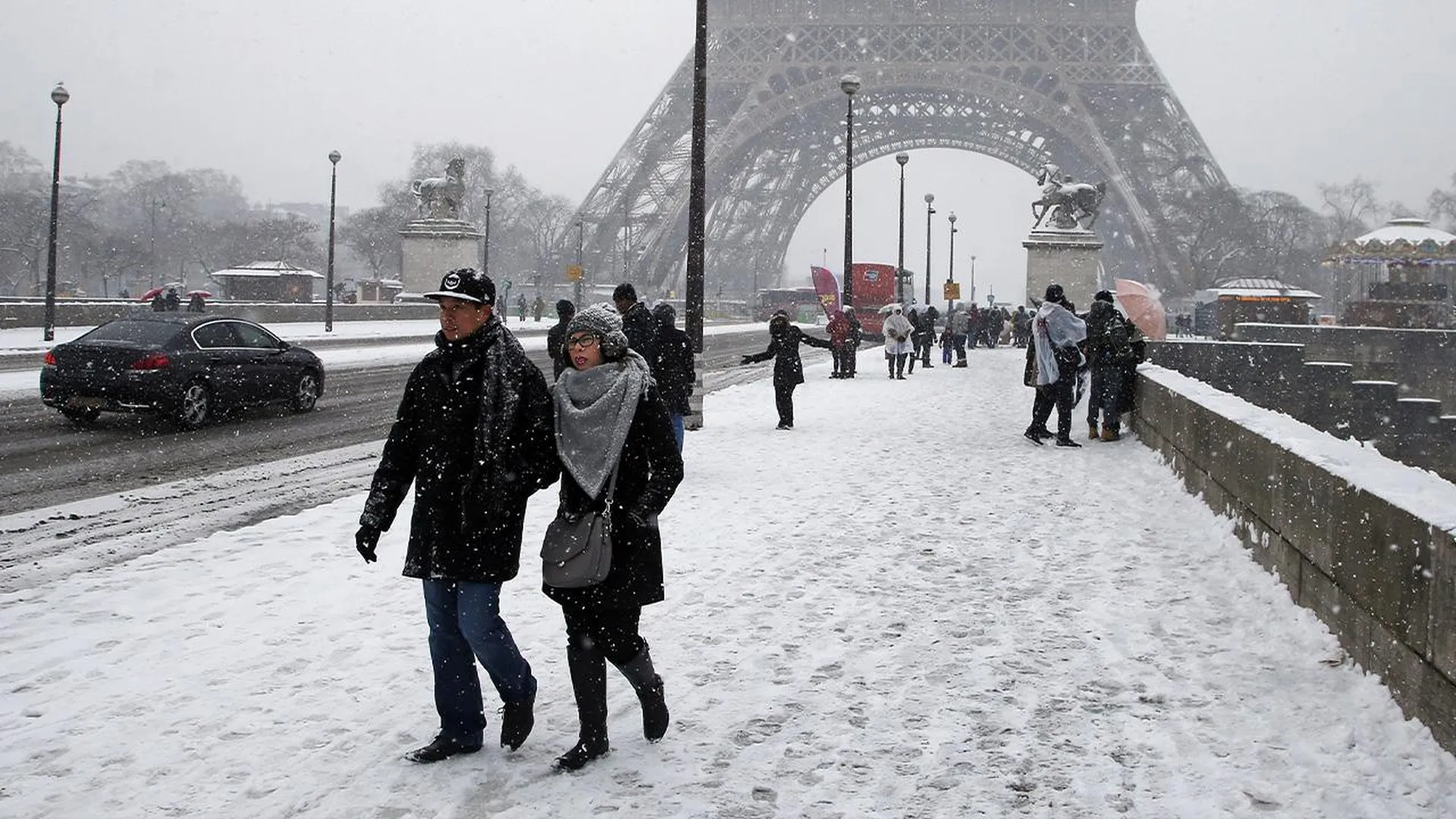 «Поезда не ходят, самолеты не летают»: жители Европы рассказали о снежном хаосе в регионе