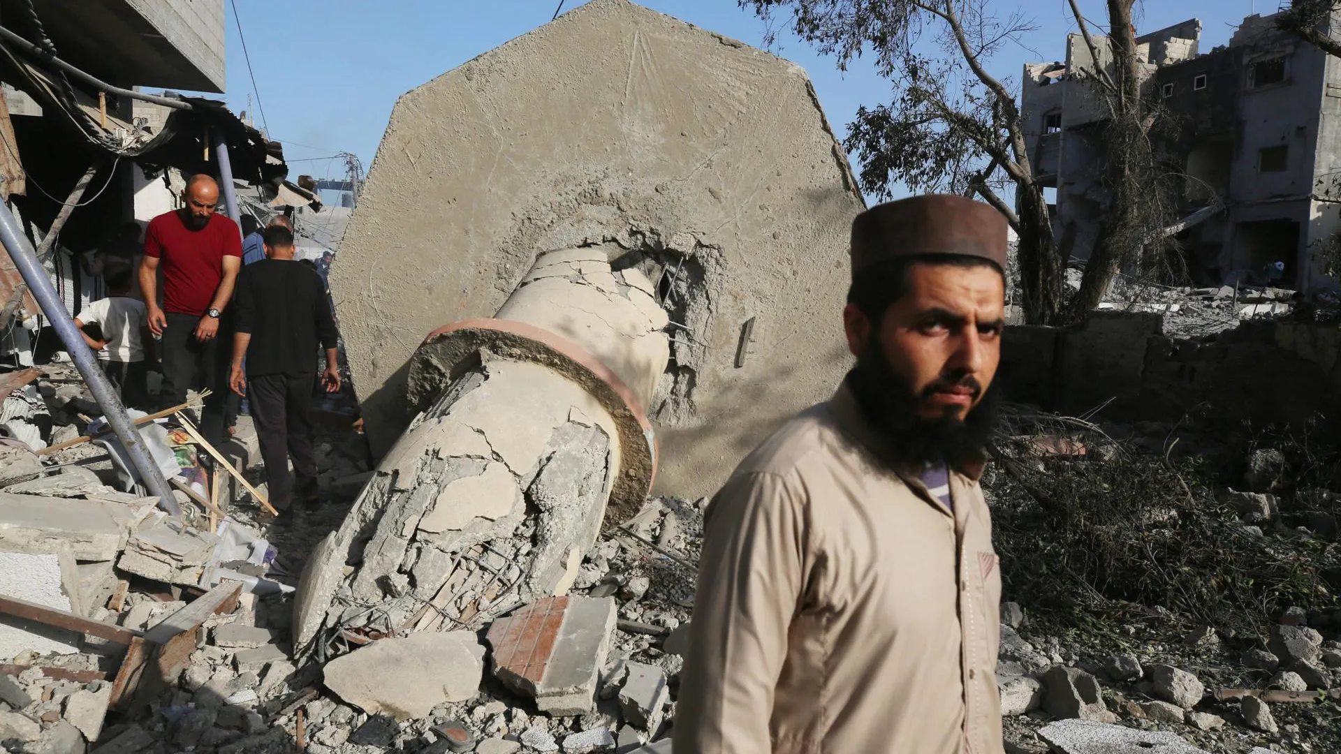 Руины мечети Аль-Башир после обстрела Дэйр-эль-Балах, при котором погибли представители гуманитарной организации «Всемирная центральная кухня»