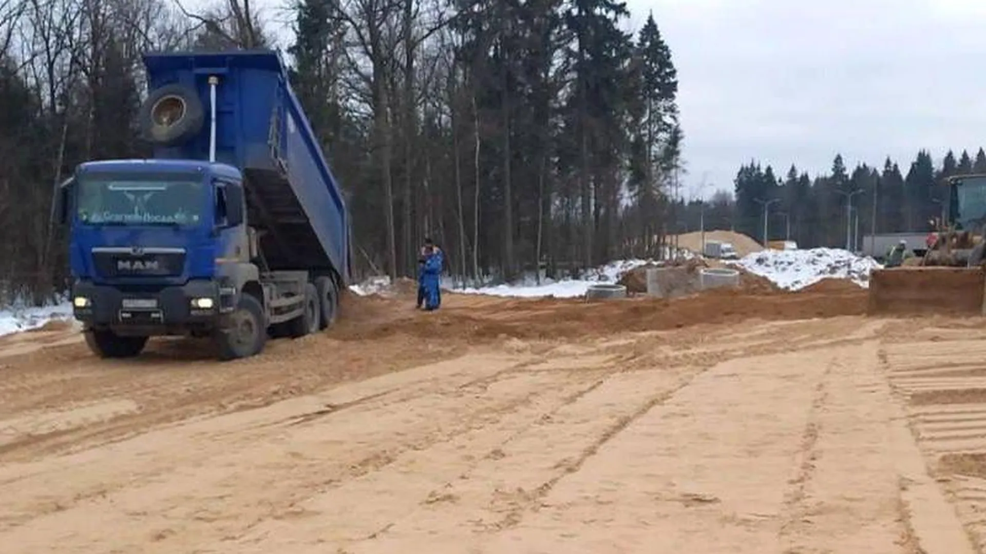 В Лобне приступили к устройству насыпи на подходах к путепроводу через Дмитровское шоссе