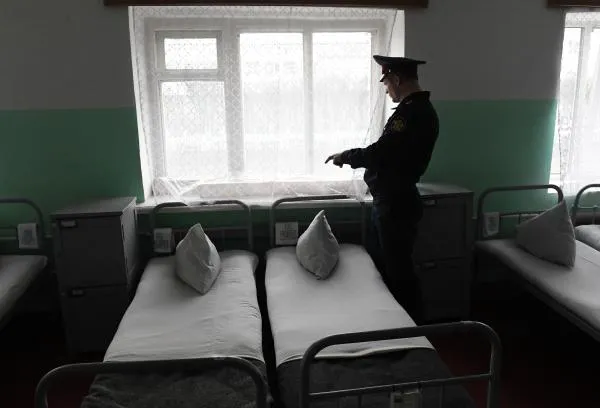 Офицер ФСИН в спальном помещении в мужской исправительной колонии особого режима № 27 в поселке Индустриальном в окрестностях Красноярска