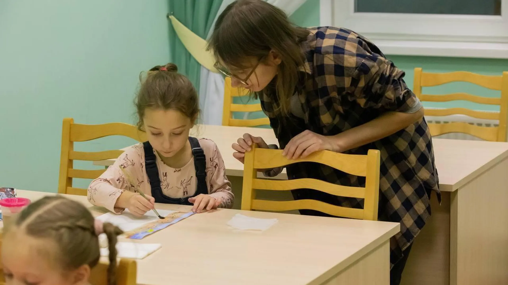 Девушка из Донецка провела для детей мастер-класс по рисованию в Сельском доме культуры «Быково»