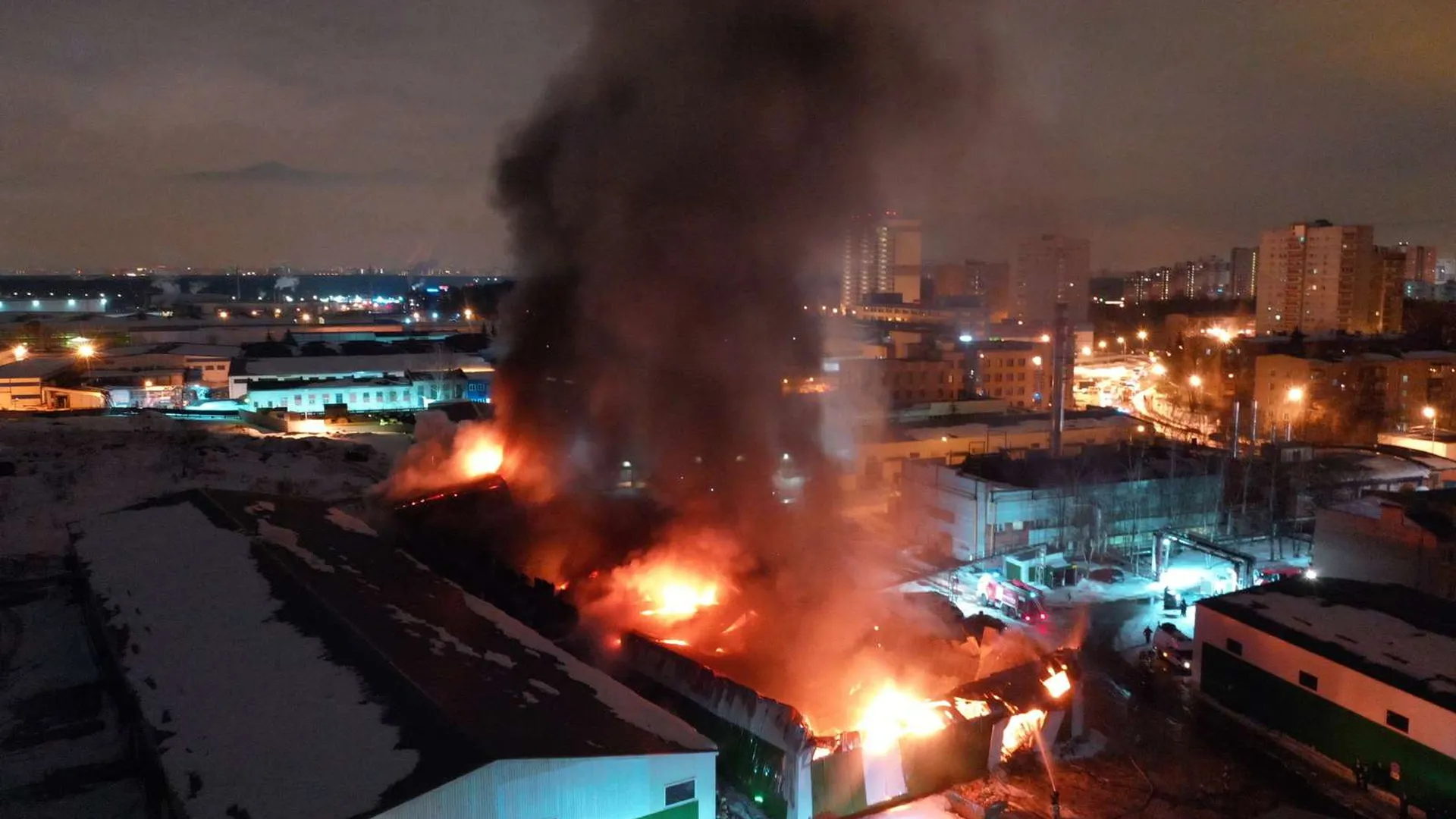 Появилось видео масштабного пожара на заводе в Одинцове