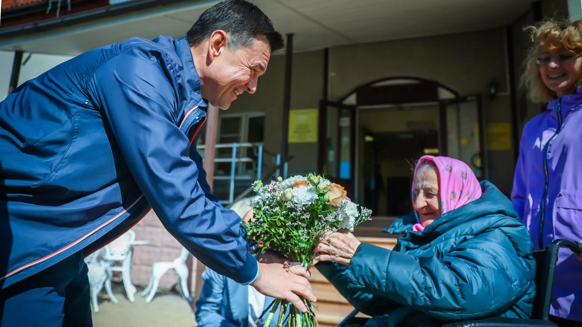 Андрей Воробьев поздравил жителей пансионата в Черноголовке с 1 мая