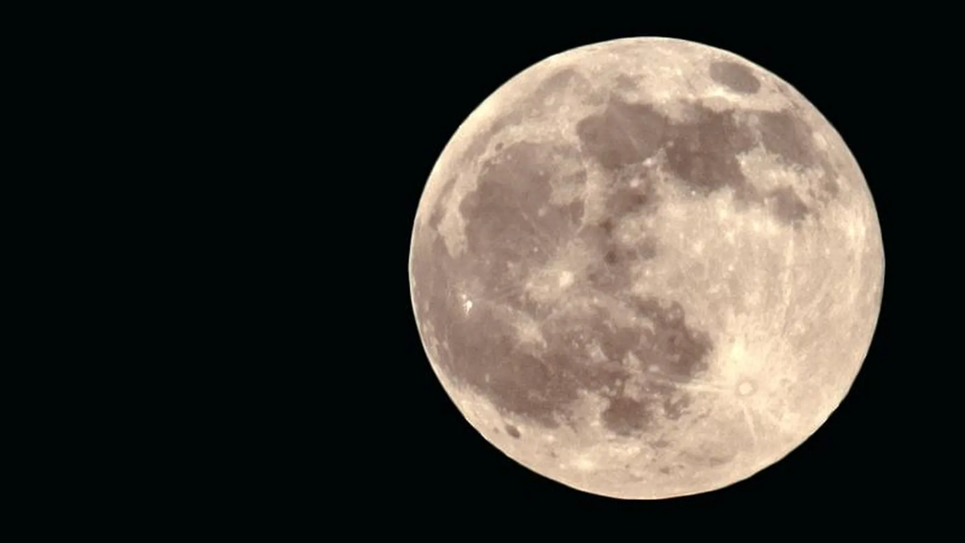 Ученые узнали возраст Луны