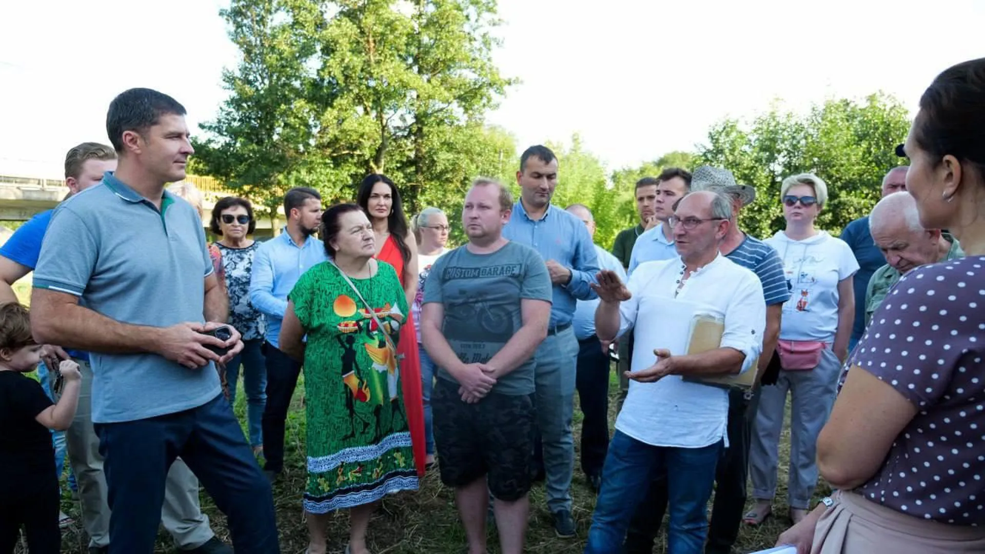 Владимир Волков обсудил с жителями проект благоустройства парка в деревне Марусино