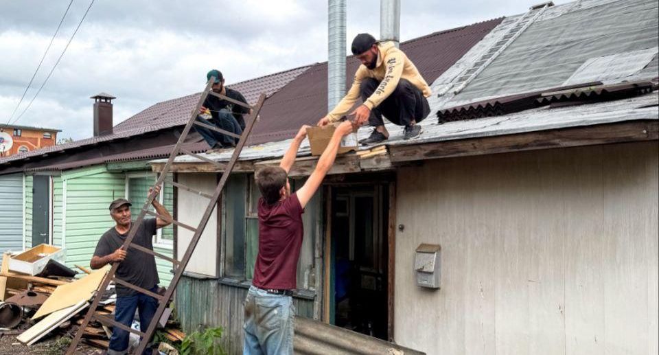 Матери участника СВО из деревни Гольево помогли с ремонтом крыши