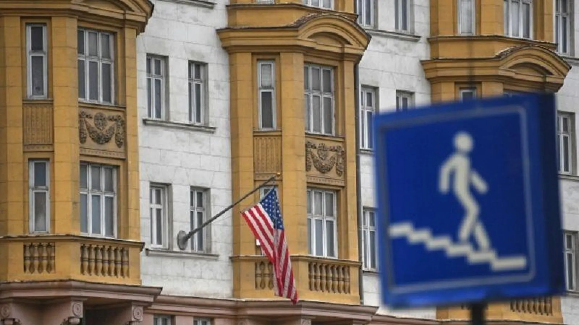 Американское посольство получило ноту с требованием прекратить вмешательство в дела России