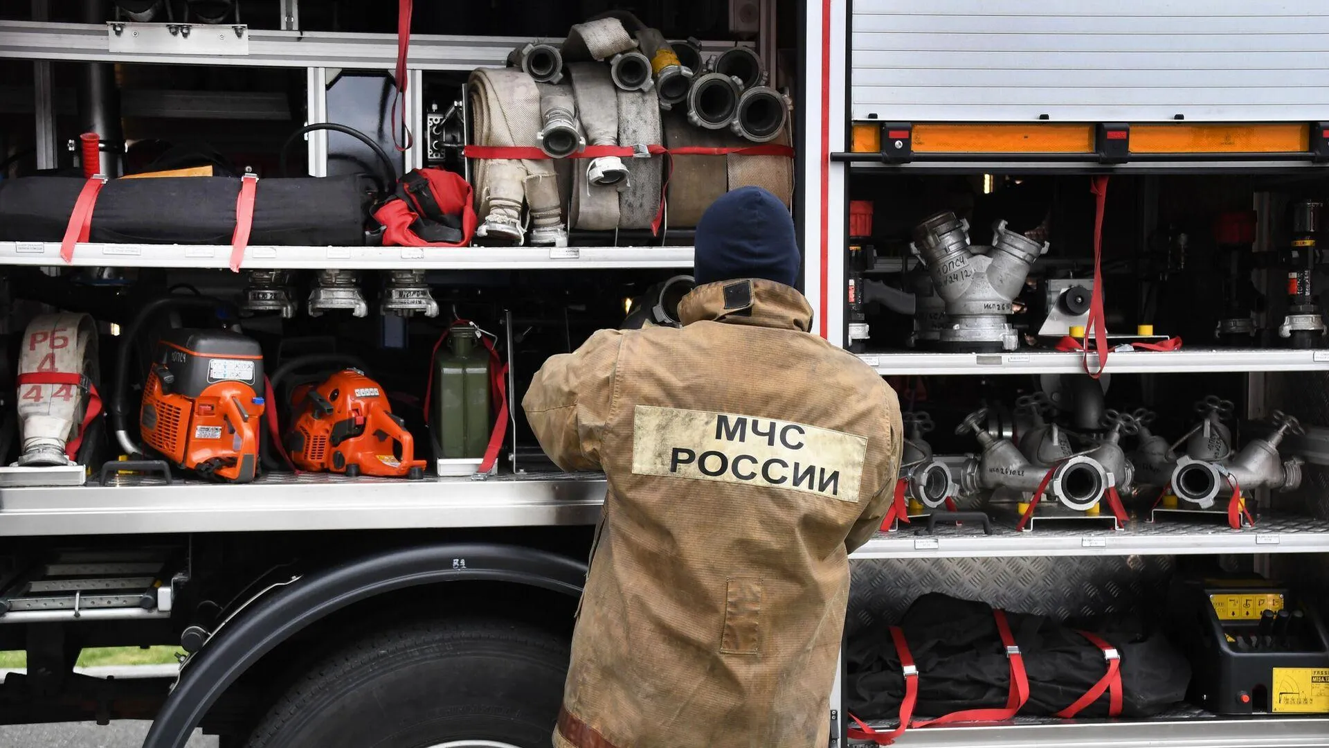 Звуки взрывов прозвучали на территории горящего производственного комплекса в Москве