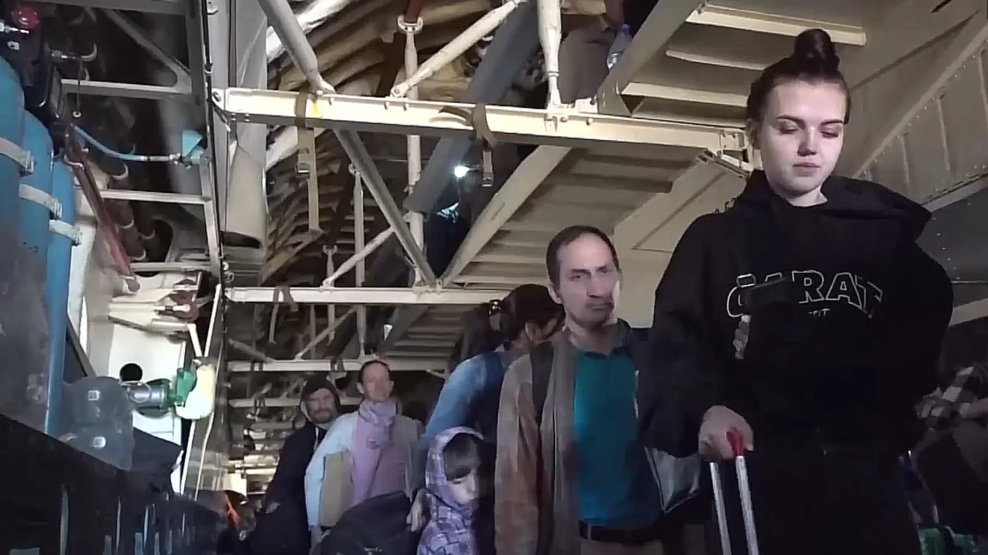 Минобороны показало кадры прибытия в Россию эвакуированных россиян из Судана