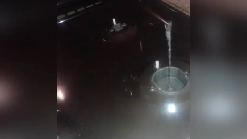 Вода бьет фонтаном из газовой плиты в жилом доме в Щелково