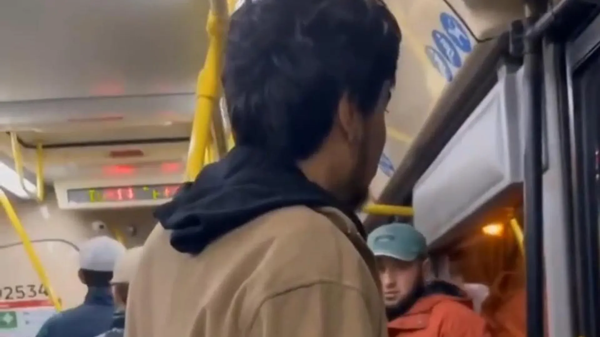 Суровый парень в автобусе в одиночку заставил шестерых мигрантов оплатить проезд