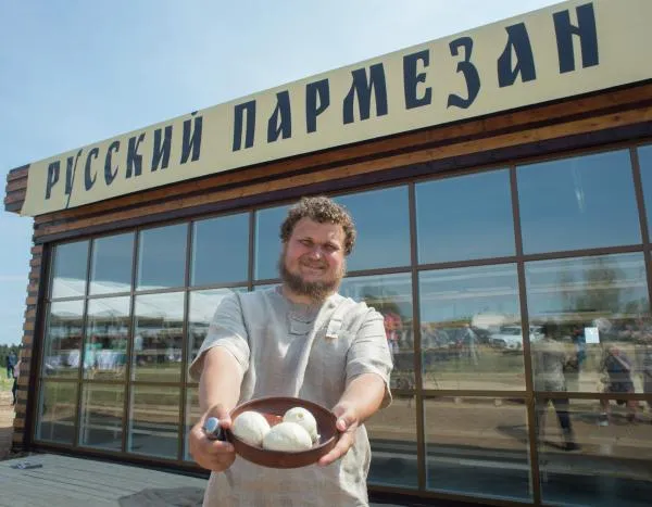 Олег Сирота открывает свою собственную сыроварню в деревне Дубровское Московской области, 2015 год