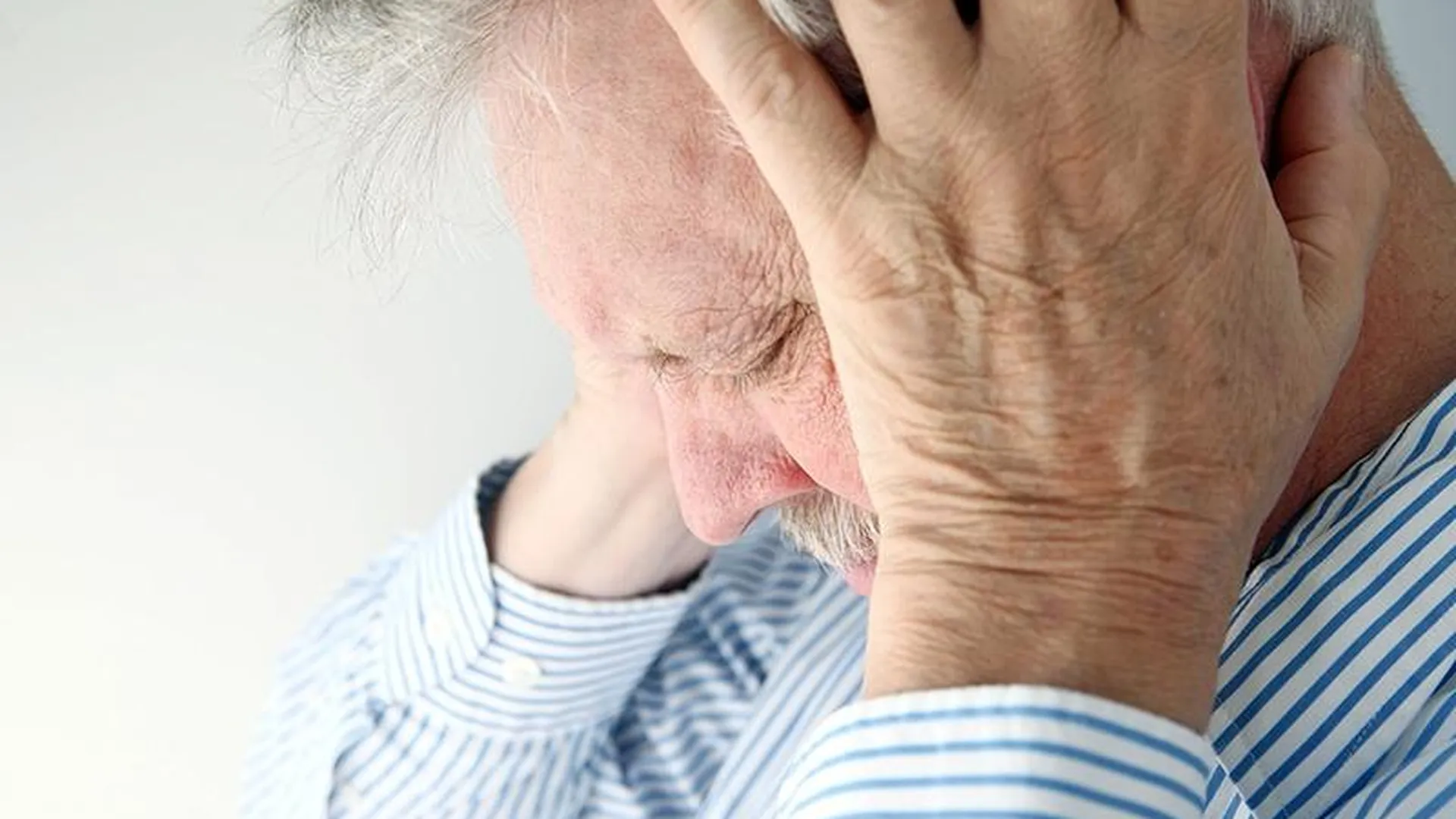В Наро-Фоминске к пенсионеру с ухом, отрезанным дверью, начал возвращаться слух