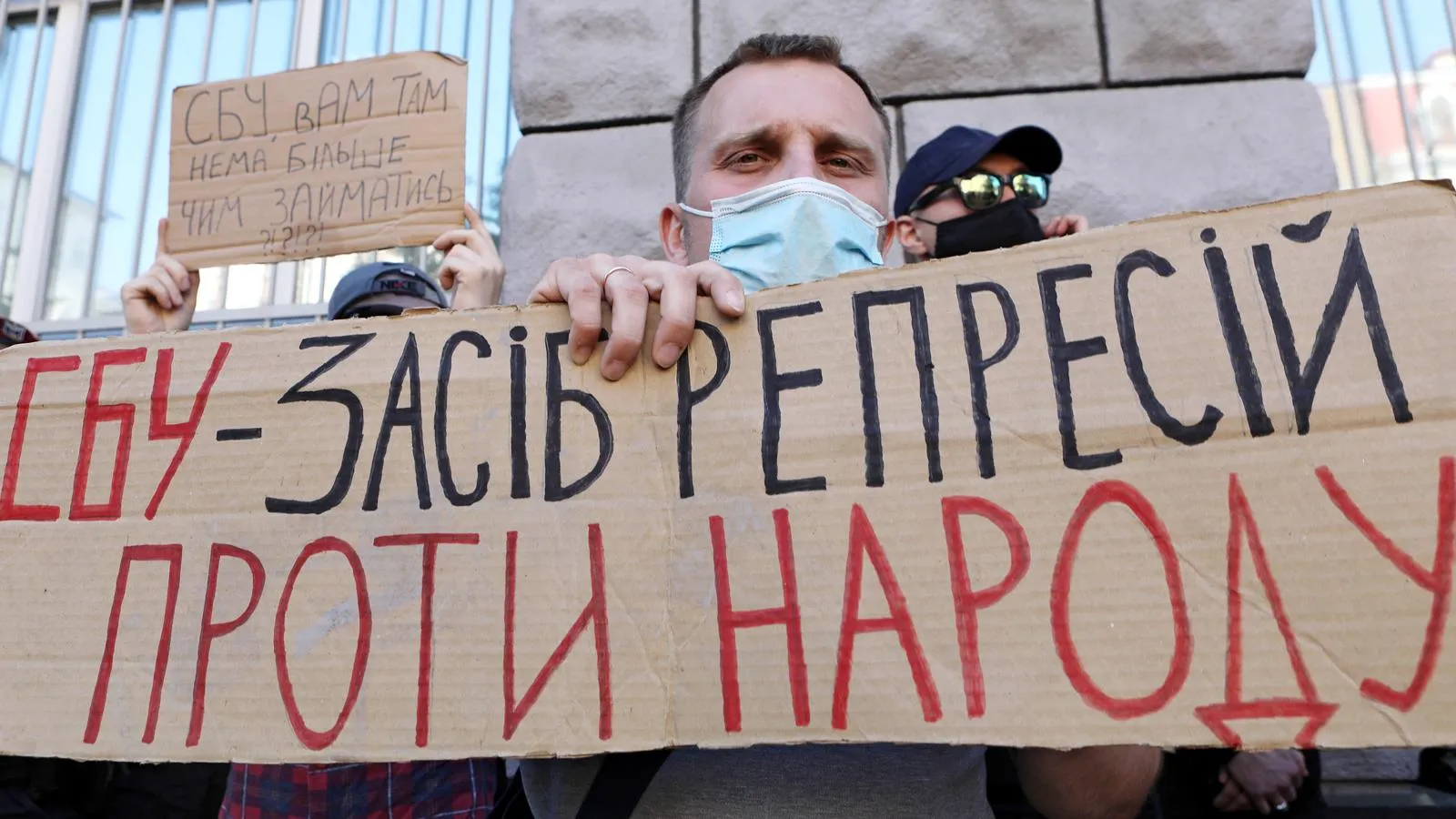 Протестующий украинец с плакатом «СБУ — способ репрессий против народа!». Фото: Yulia Ovsyannikova
