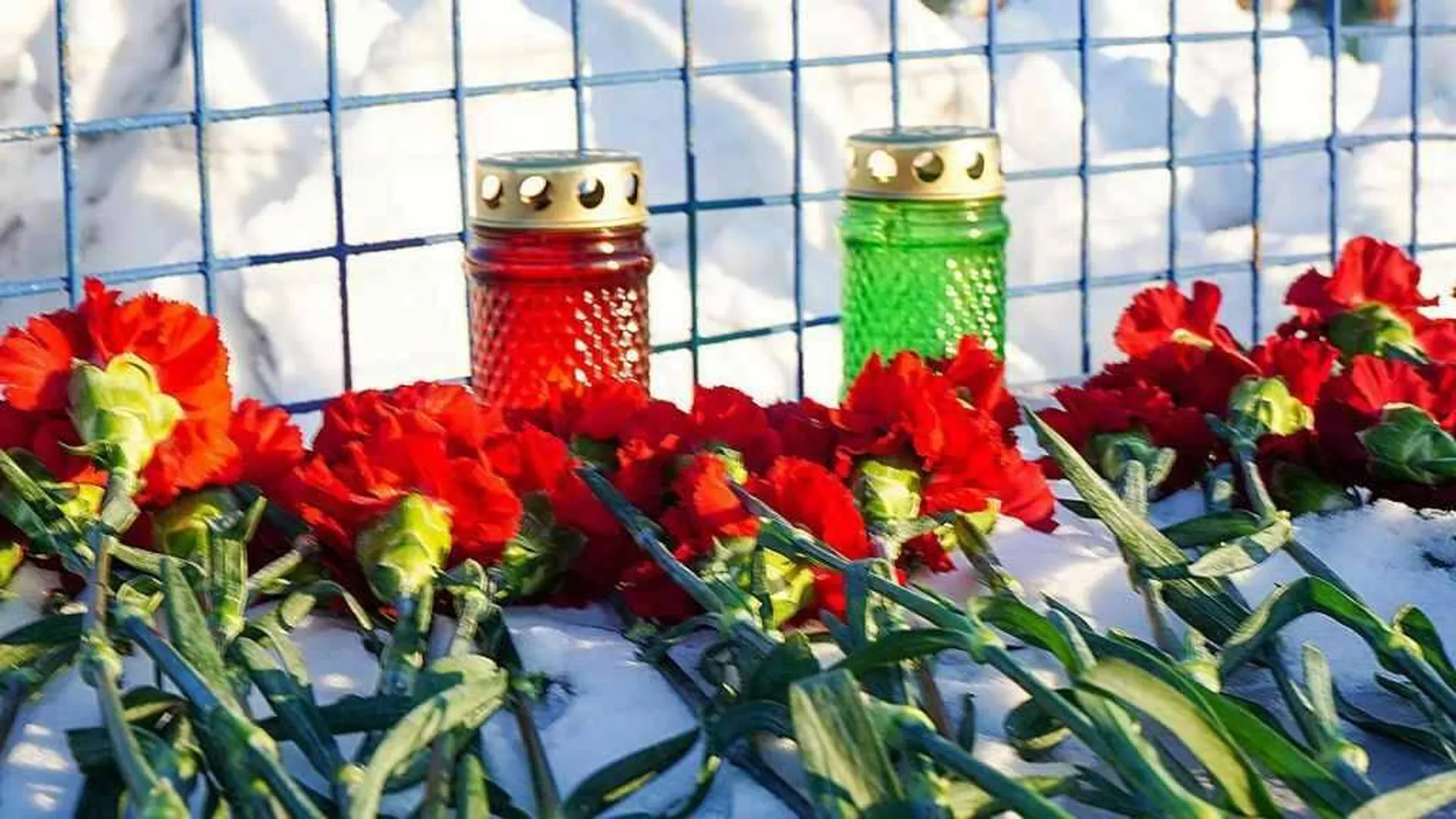 Москвичи организовали стихийный мемориал в память о погибших при обстреле ВСУ в Лисичанске