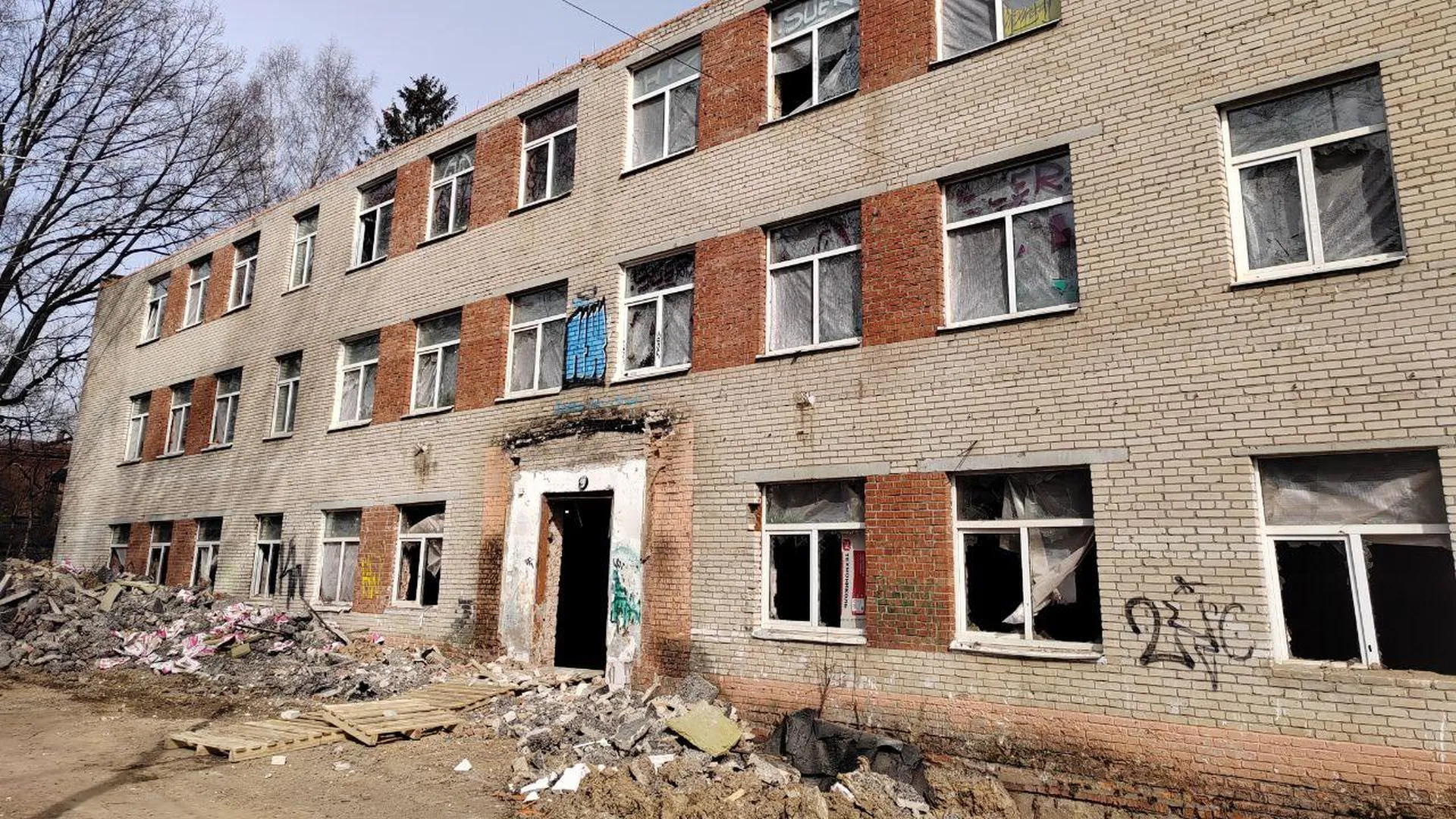 Строители завершили демонтажные работы в гимназии в Химках