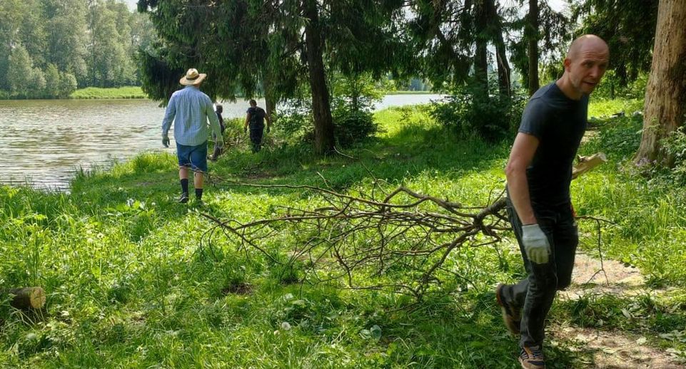 Жители Одинцова провели субботник на Старогородковском пруду