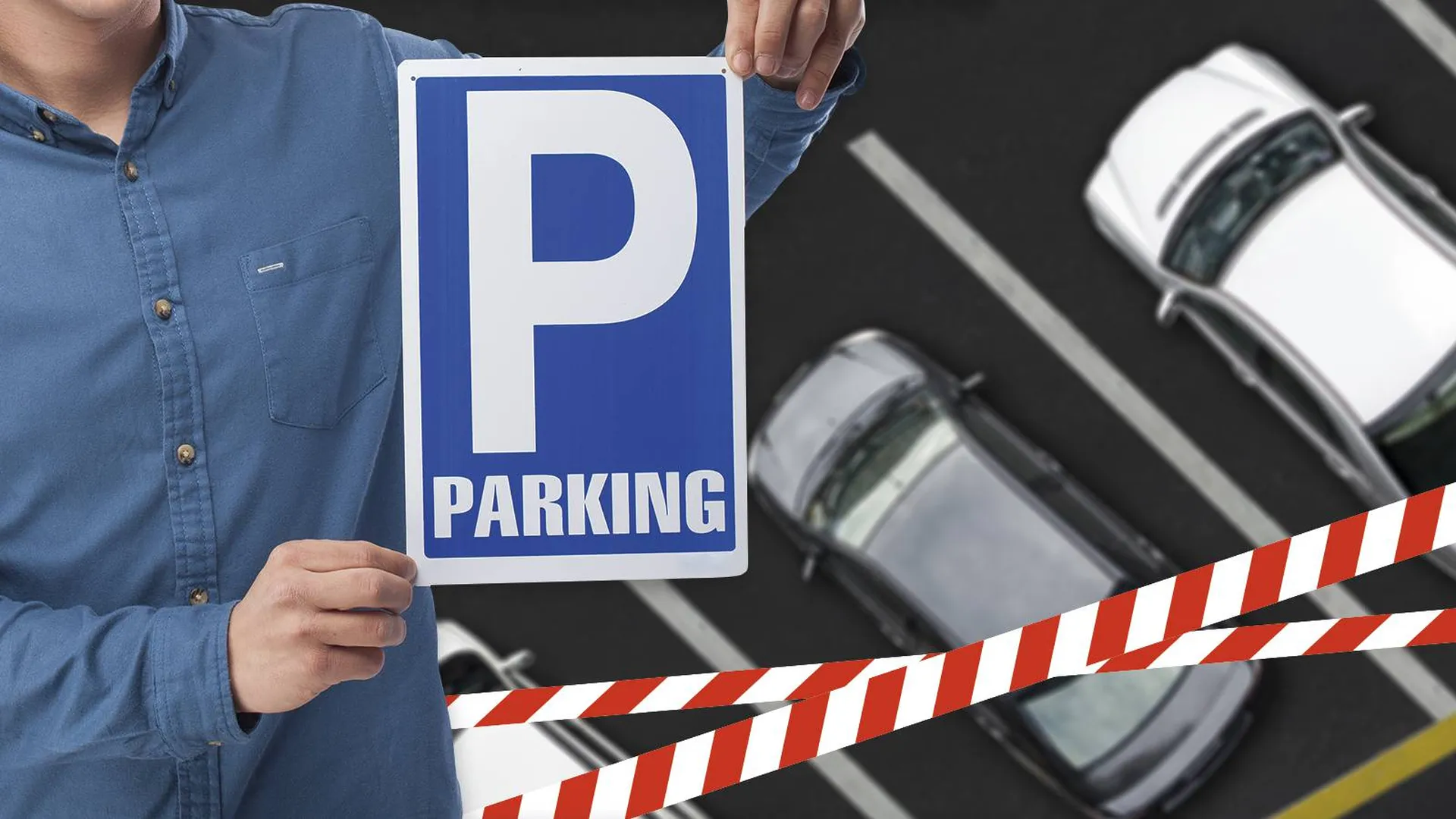 Мужчина держит в руках знак парковки на фоне перечеркнутой стоянки машин