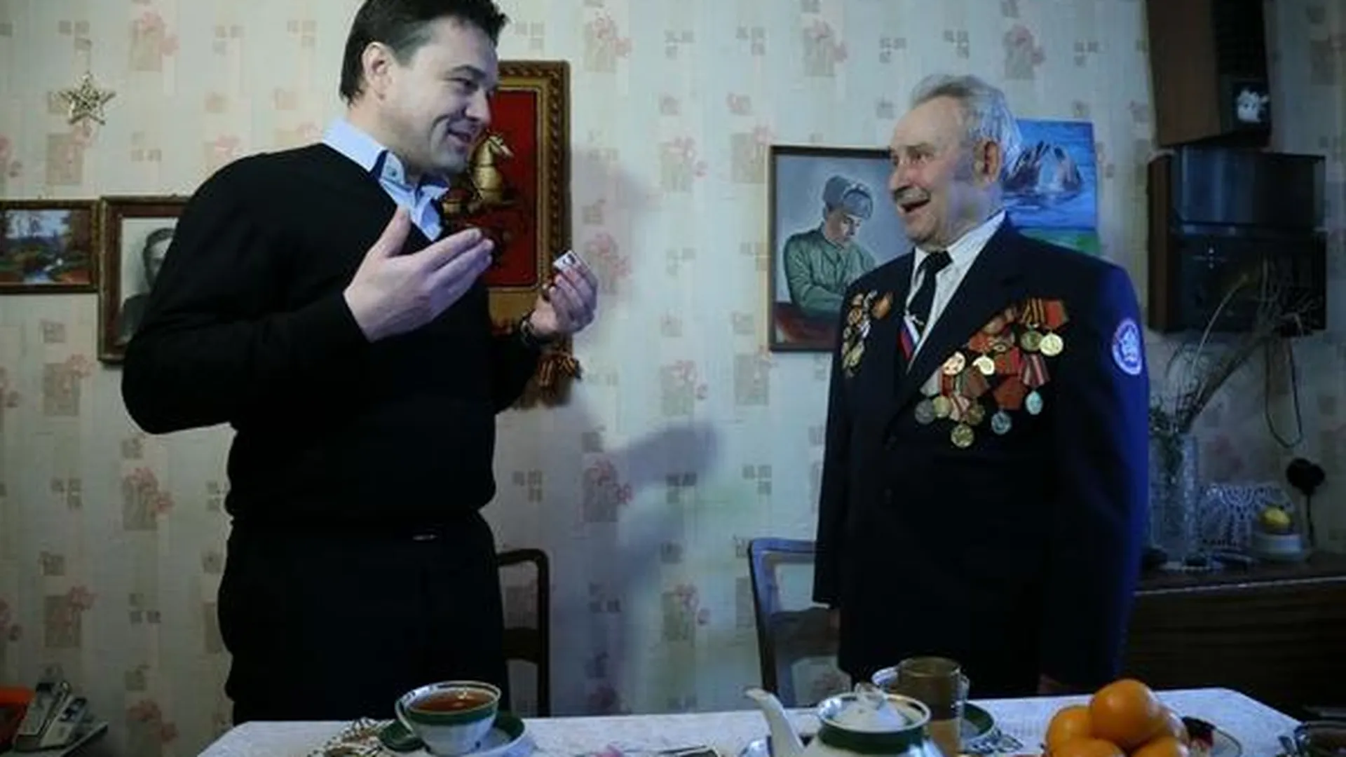Губернатор вручил ветерану в Дзержинском юбилейную медаль