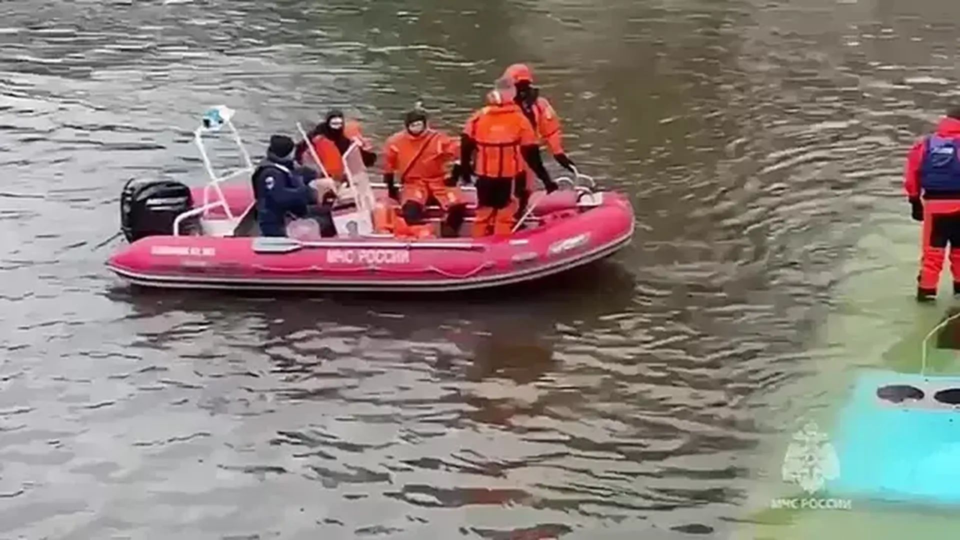 Петербуржцы принесли цветы к месту падения автобуса с пассажирами в реку