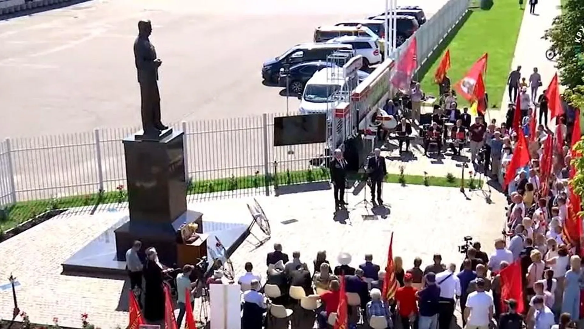 Памятник Сталину рассорил коммунистов и РПЦ. Память о прошлом оказалась разной