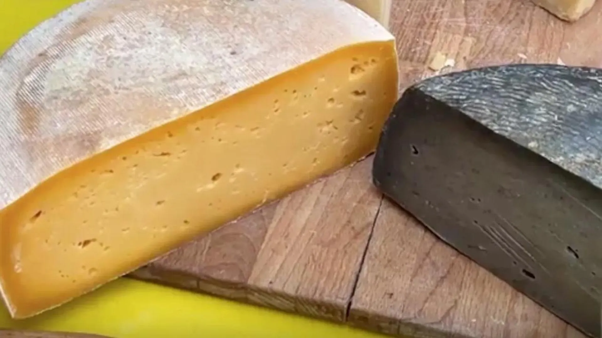 Черный сыр в честь спасенного лисенка варят на ферме в Чехове