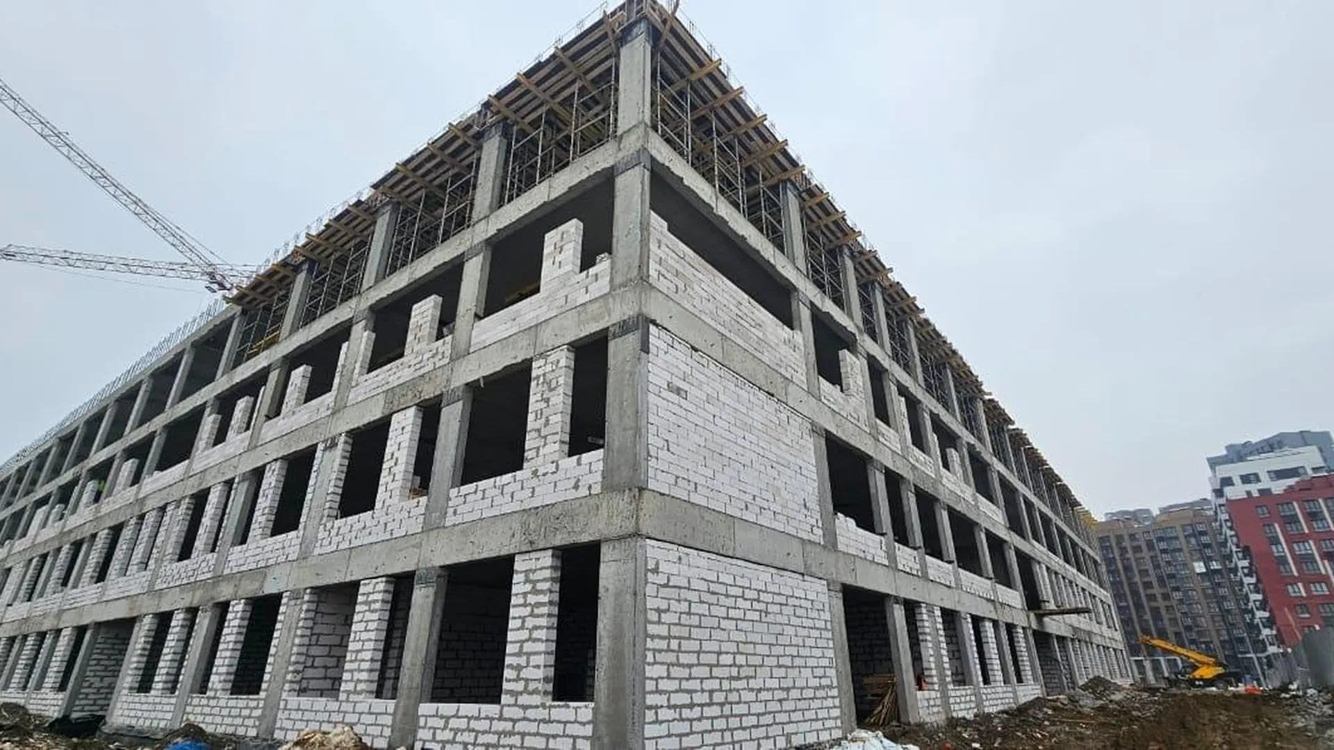 Строительство большой школы продолжается в поселке Нагорное под Мытищами