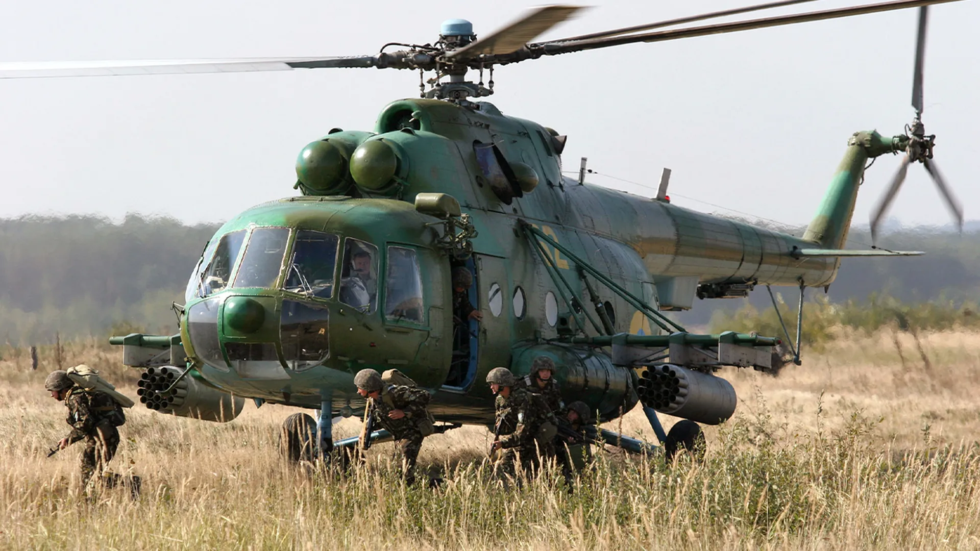 «Их пришли спасать БТР и вертолет»: боец СВО рассказал о странном десанте, который высадился средь бела дня