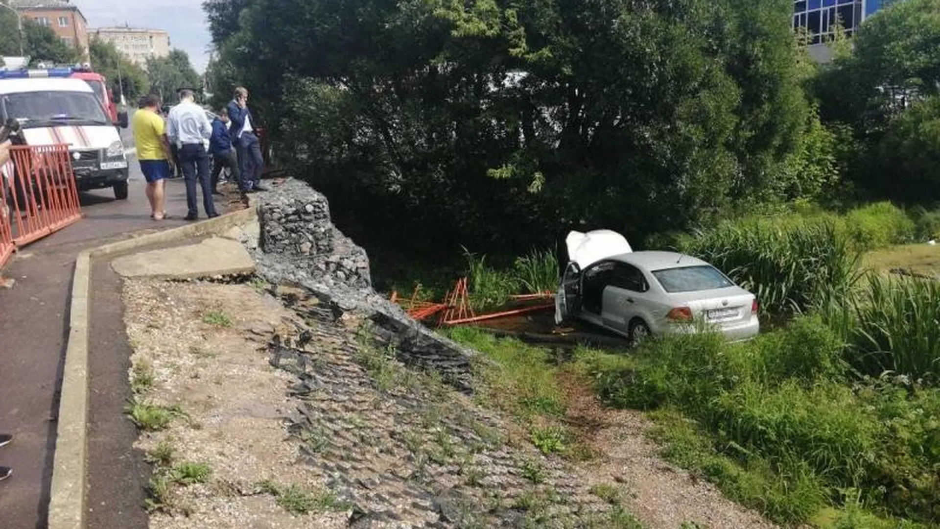 Водитель иномарки из-за приступа вылетел с моста в реку в Подольске