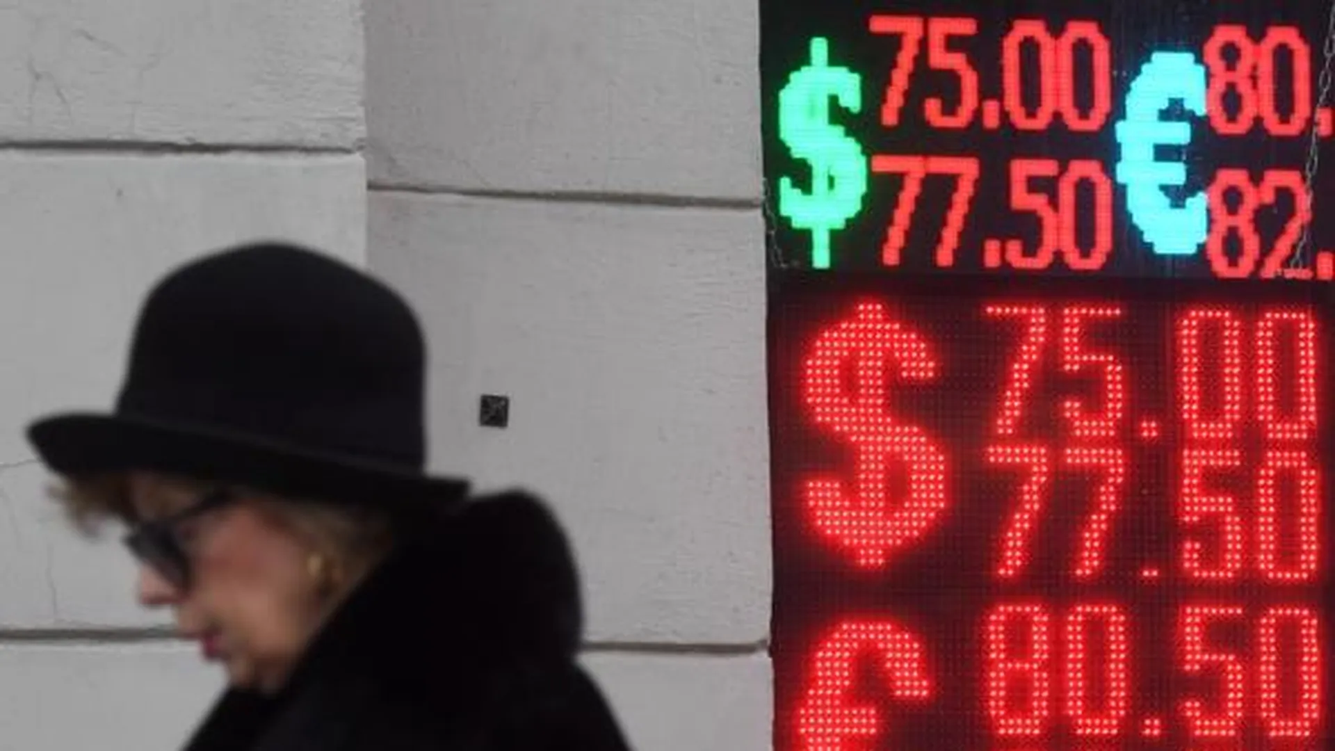 Экономист рекомендовал россиянам не продавать доллары на фоне падения валюты