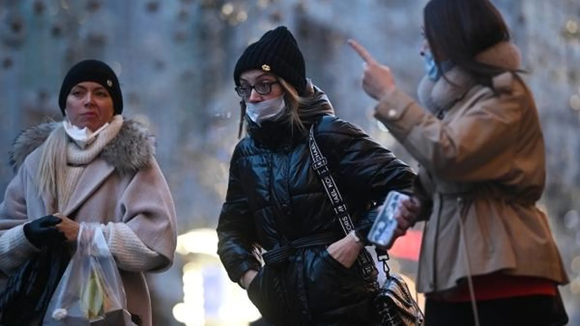 ВОЗ считает, что защитные маски надо носить даже на улице