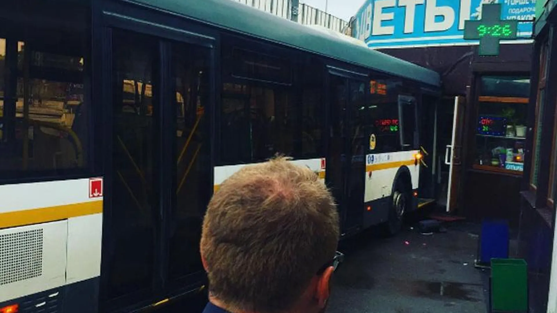 Автобус без водителя протаранил торговую палатку в Зеленограде
