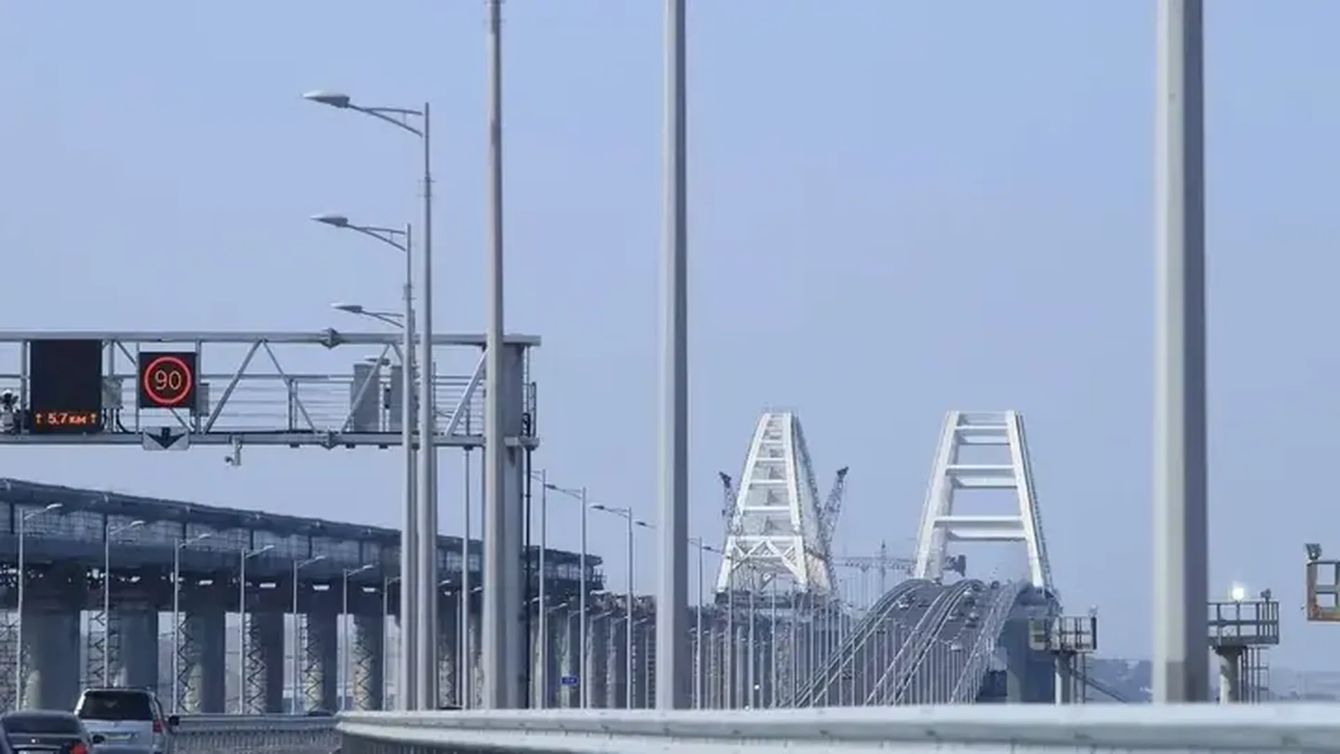Ранним утром без объяснения причин перекрыли движение на Крымском мосту