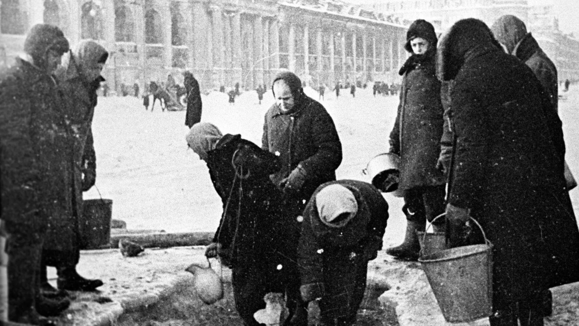 Ленинградцы набирают воду на Невском проспекте, декабрь 1941 года