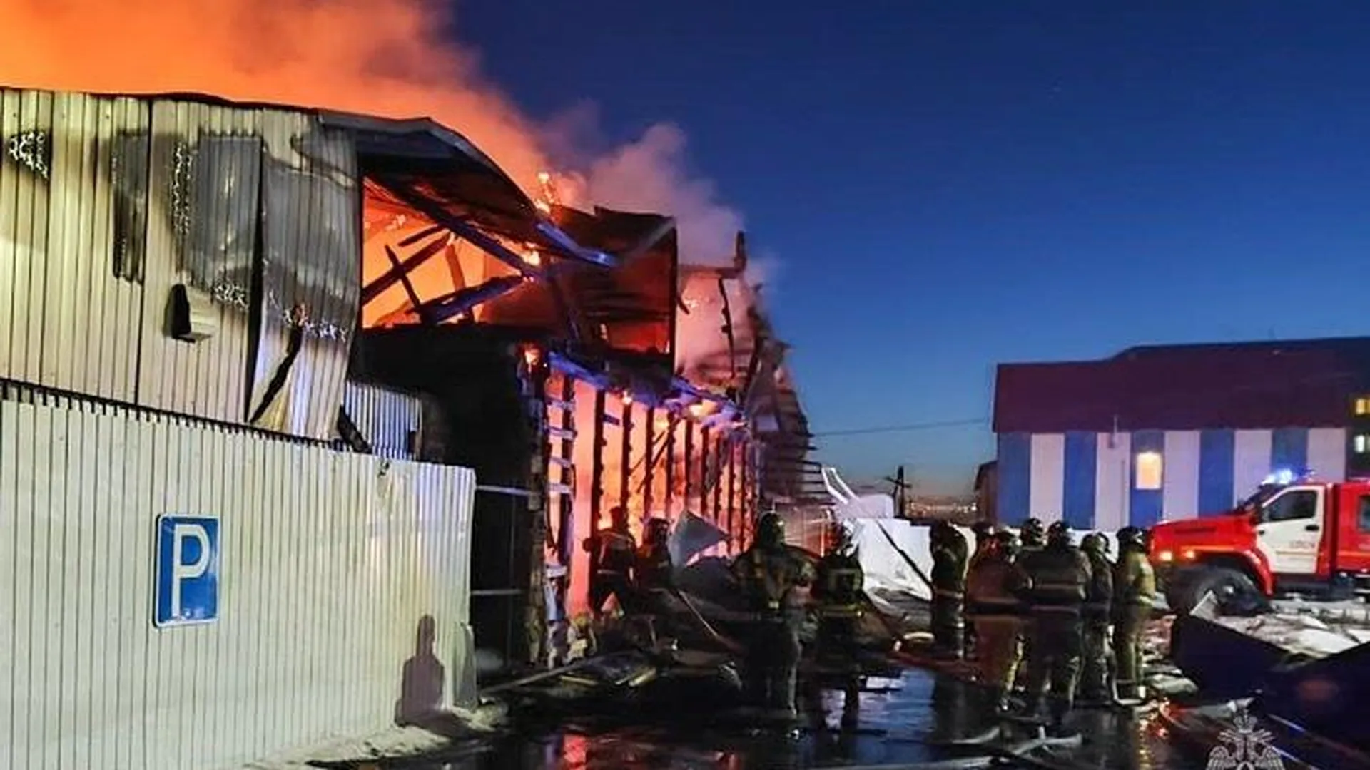Крупный пожар охватил склад магазина мебели в Якутске