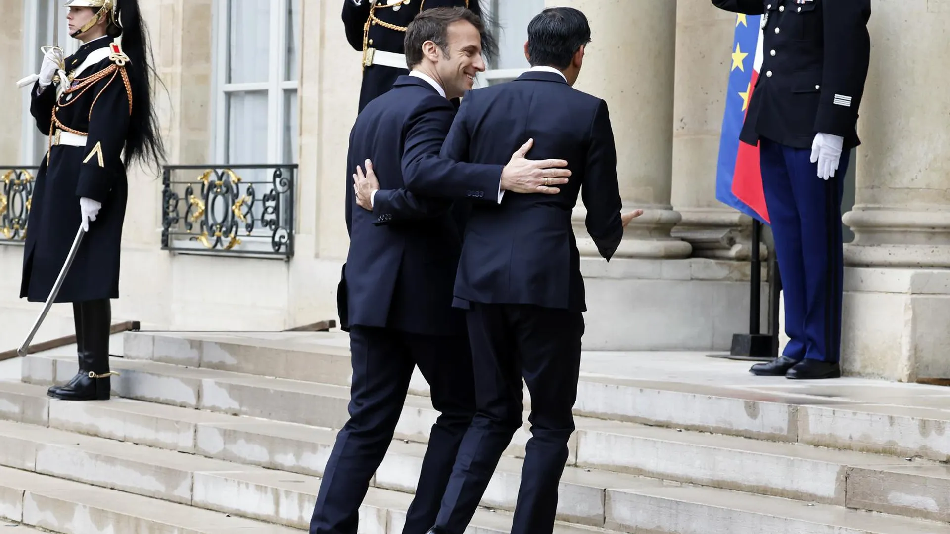Президент Франции Эммануэль Макрон и премьер-министр Великобритании Риши Сунак в Елисейском дворце, 10 марта 2023 года. Фото: Rit Heize