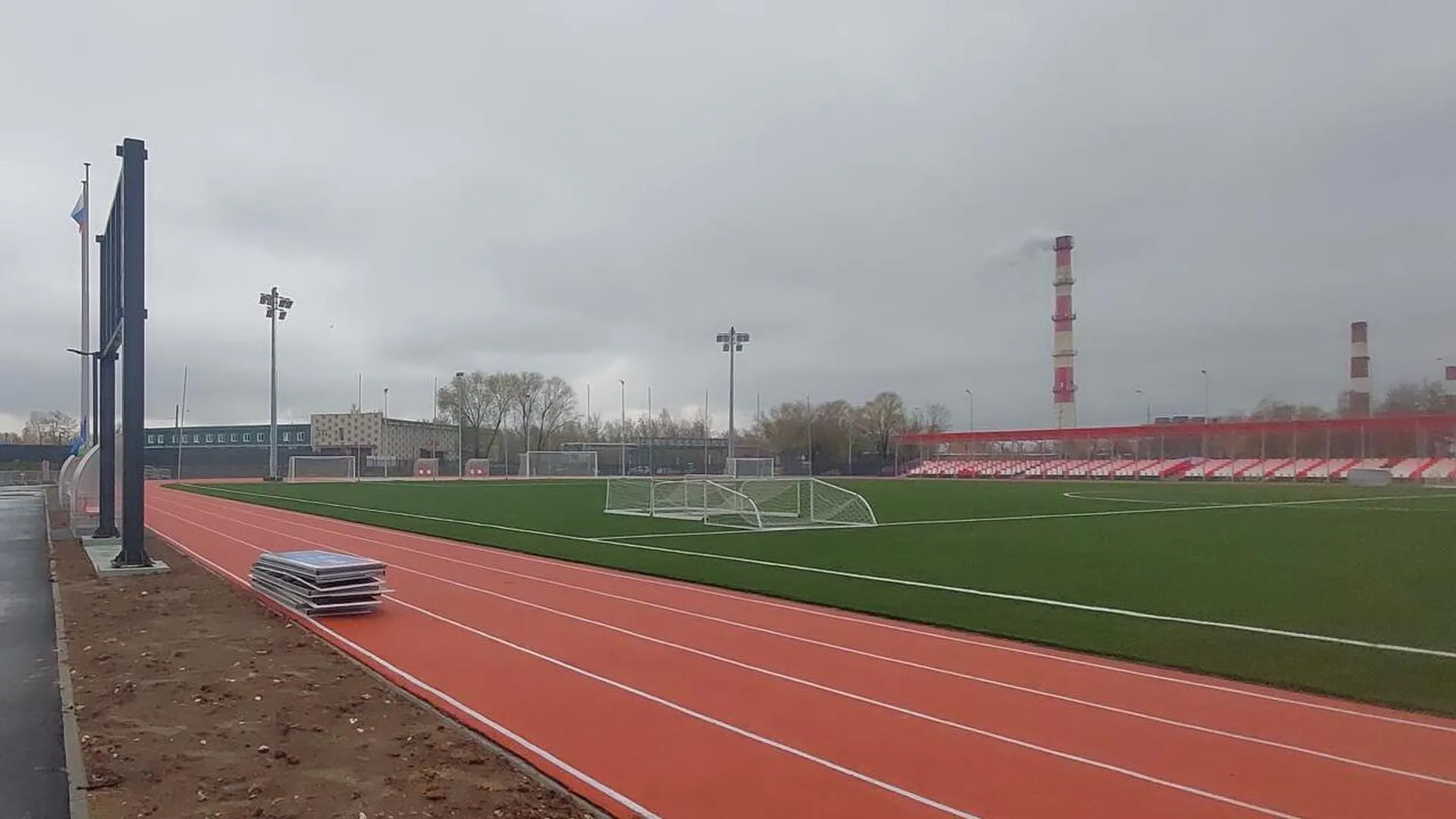 В подмосковном Чехове по губернаторской программе идет капремонт стадиона