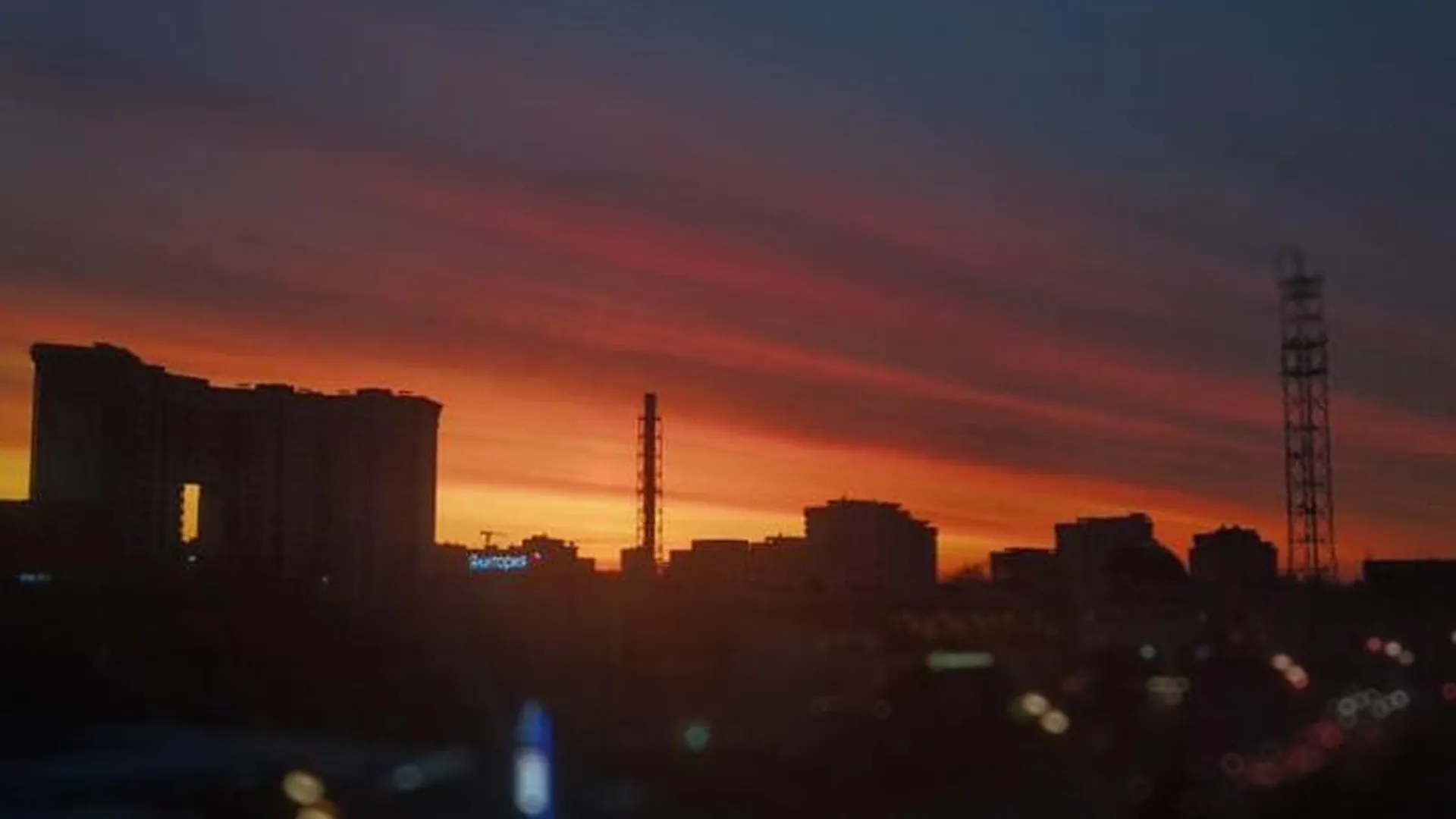 Редкий багряный закат запечатлели на фото жители Подмосковья