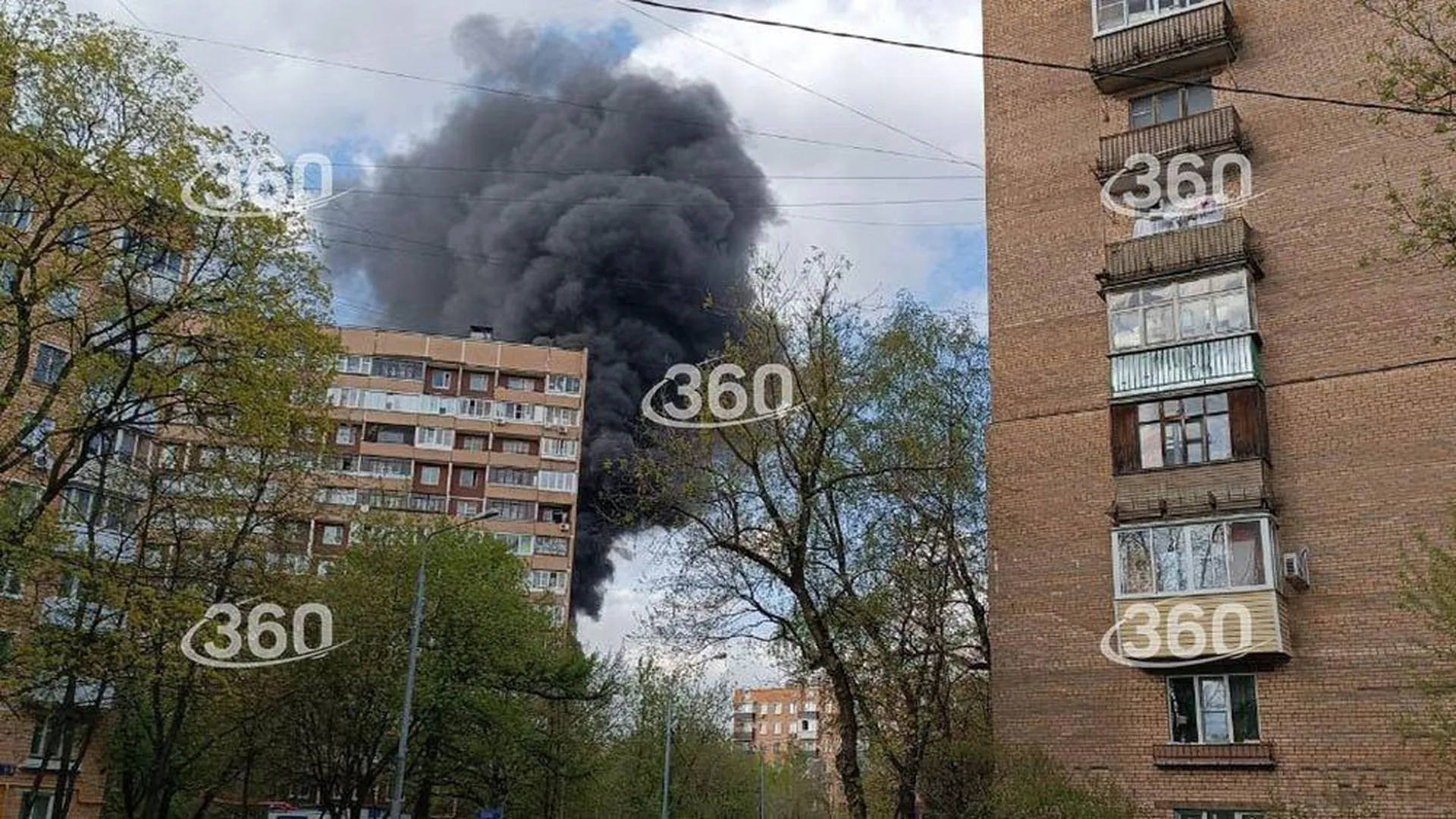 Пожар произошел на территории детской поликлиники в Москве