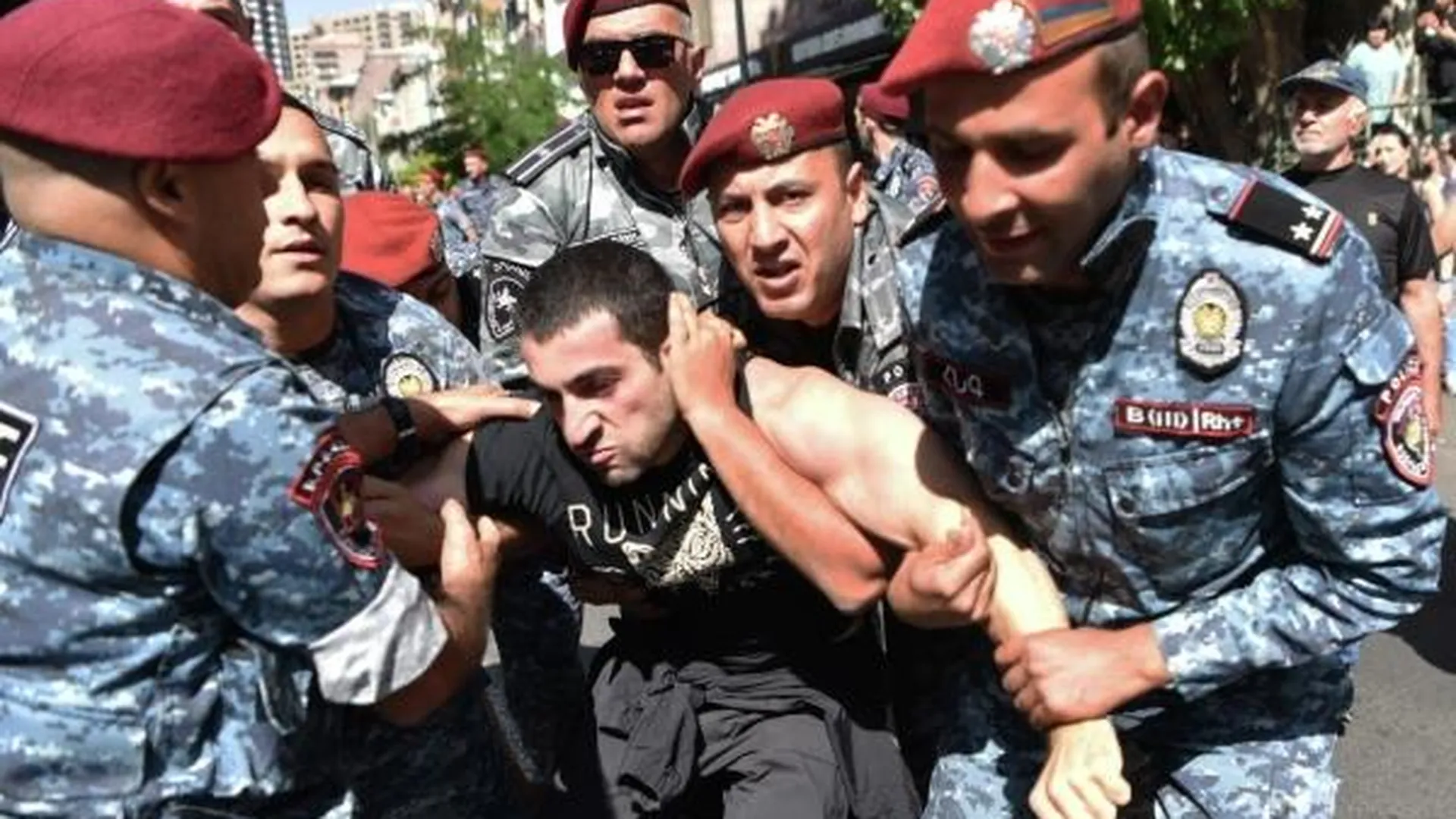 Полиция задержала на протестах в Армении около 40 человек
