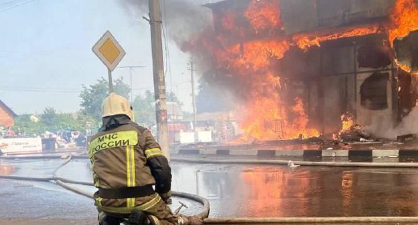 В Динском районе загорелось торговое здание на 1600 квадратных метрах
