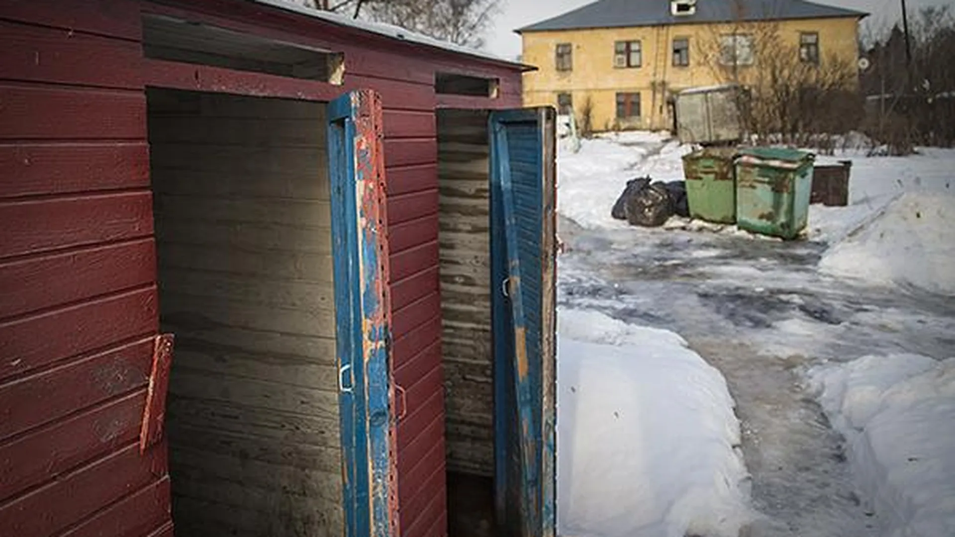 В селе Жаворонки под Одинцовом жители изнемогают от сортира во дворе