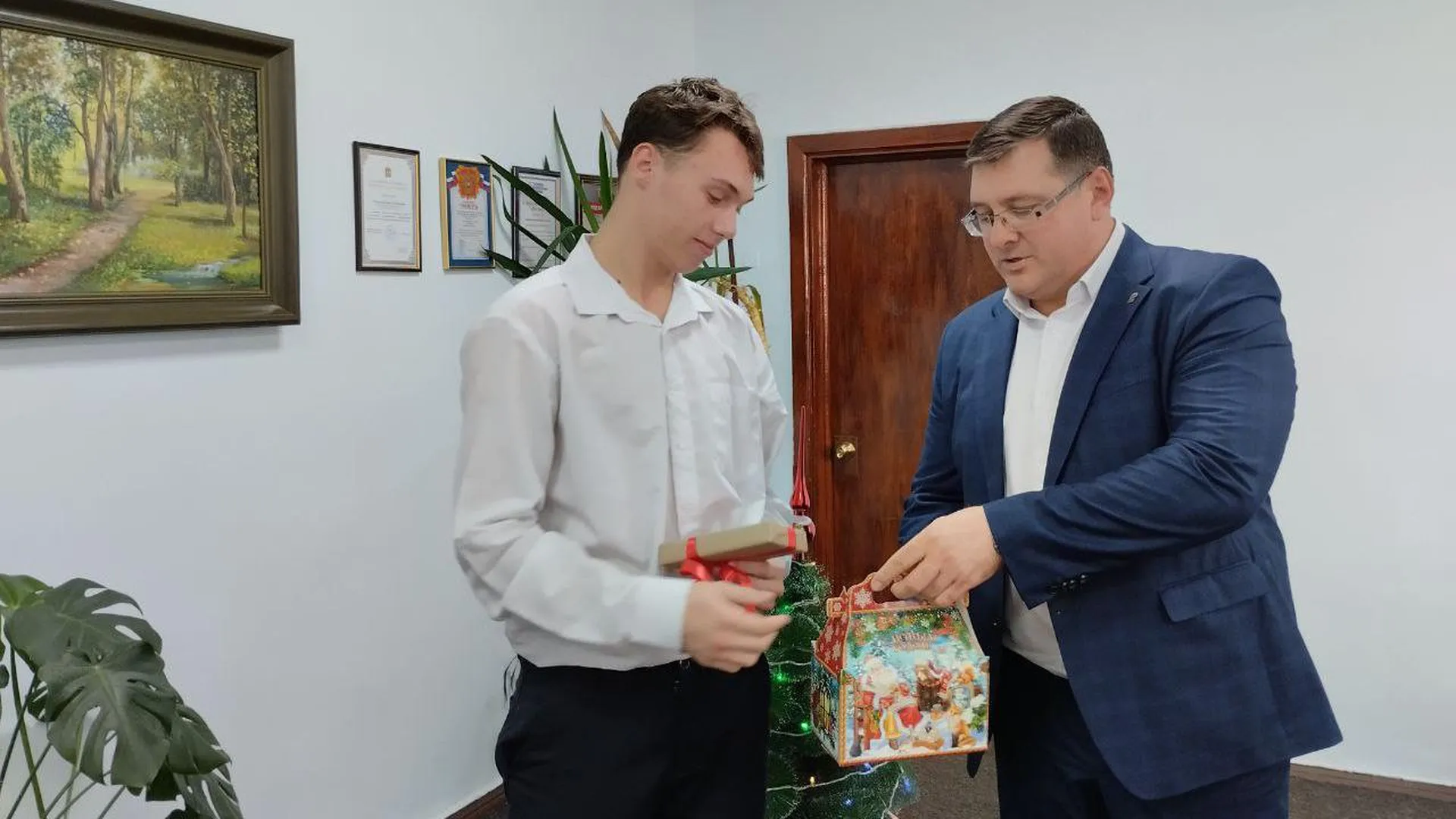 Глава подмосковного Щелково передал новогодний подарок парню из ДНР