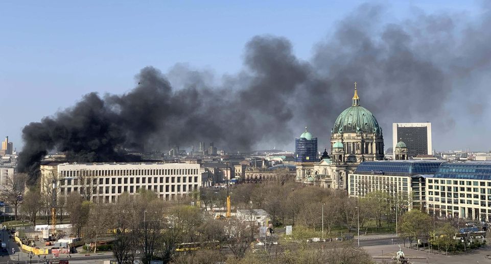 Berliner Zeitung: из-за пожара на заводе часть Берлина накрыло ядовитым дымом