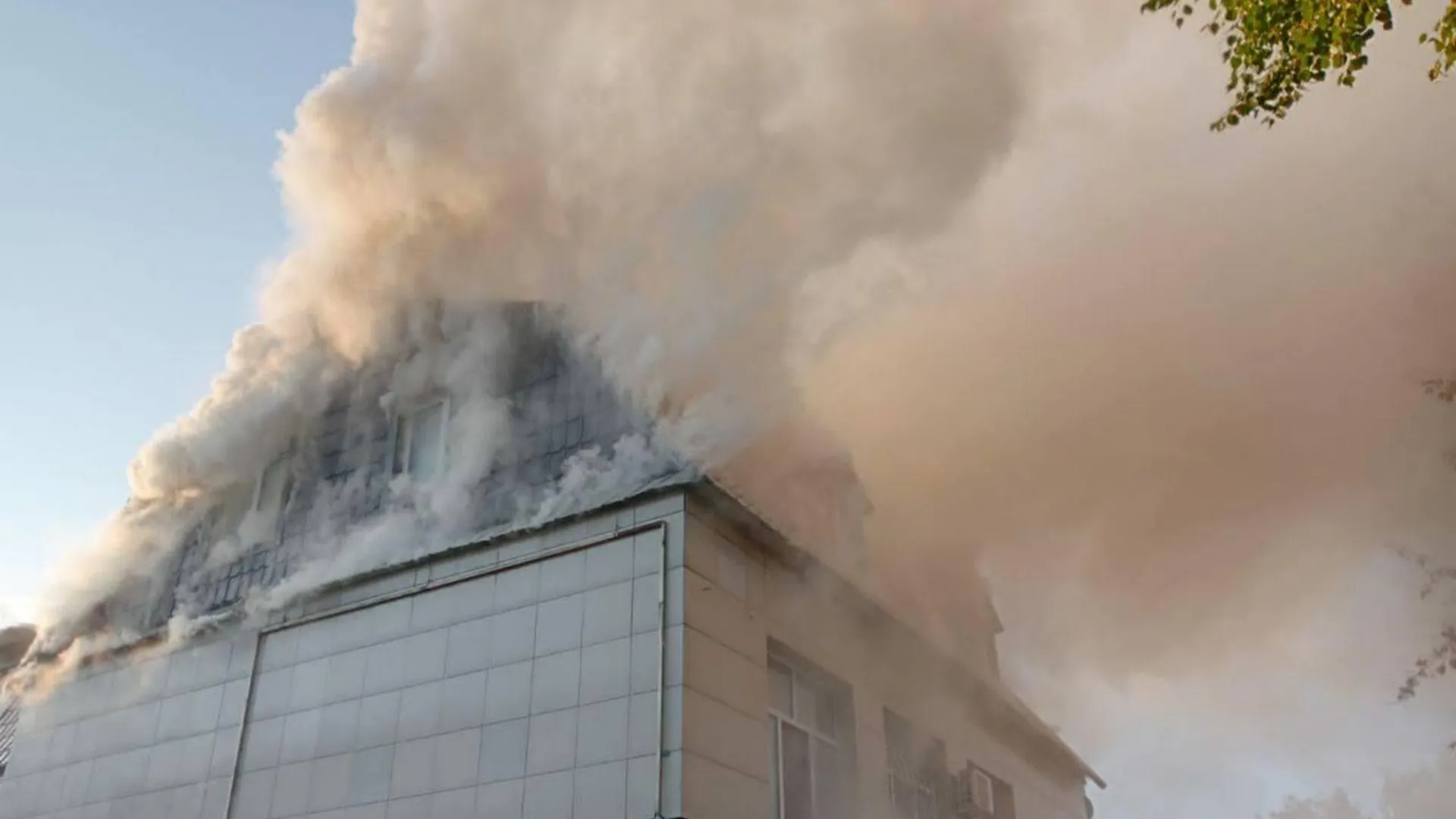 Офисное здание загорелось в подмосковном Щелково на площади около тысячи квадратных метров