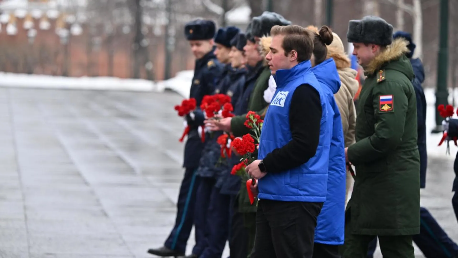 Подмосковная делегация возложила цветы к Могиле Неизвестного Солдата в Москве