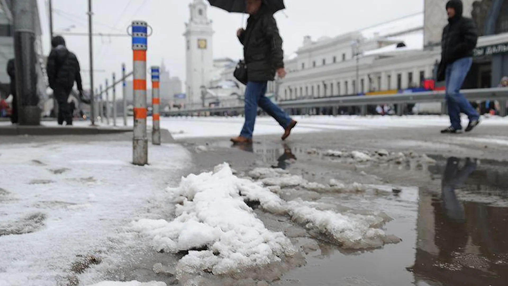 «Реально проще на байдарках»: в Москве начался снежный потоп