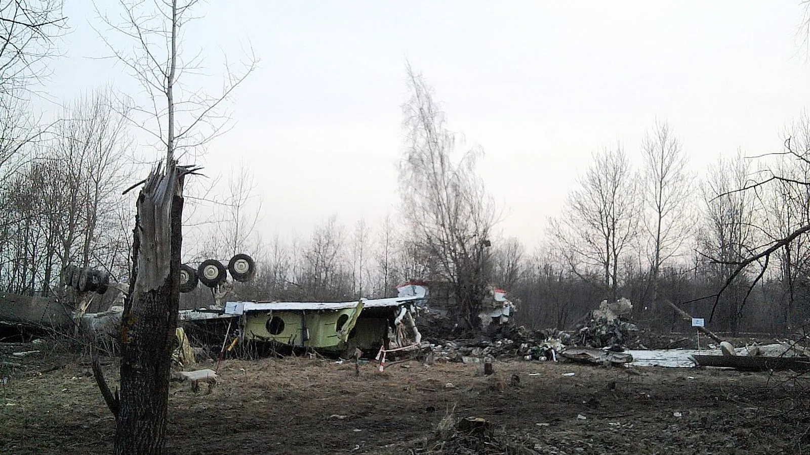Обломки самолет президентской делегации Ту-154М Воздушных сил Польши, 2010 год