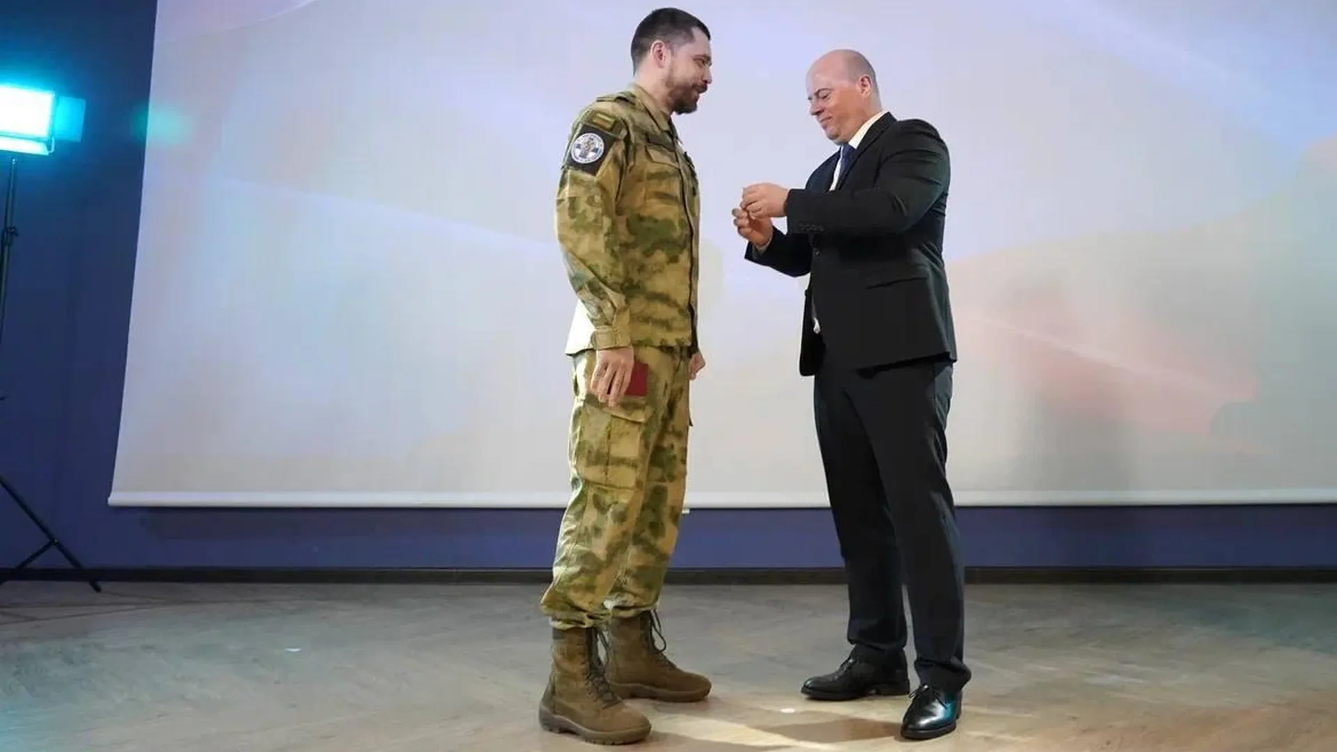 В школе г.о. Котельники торжественно наградили военнослужащего за храбрость на СВО