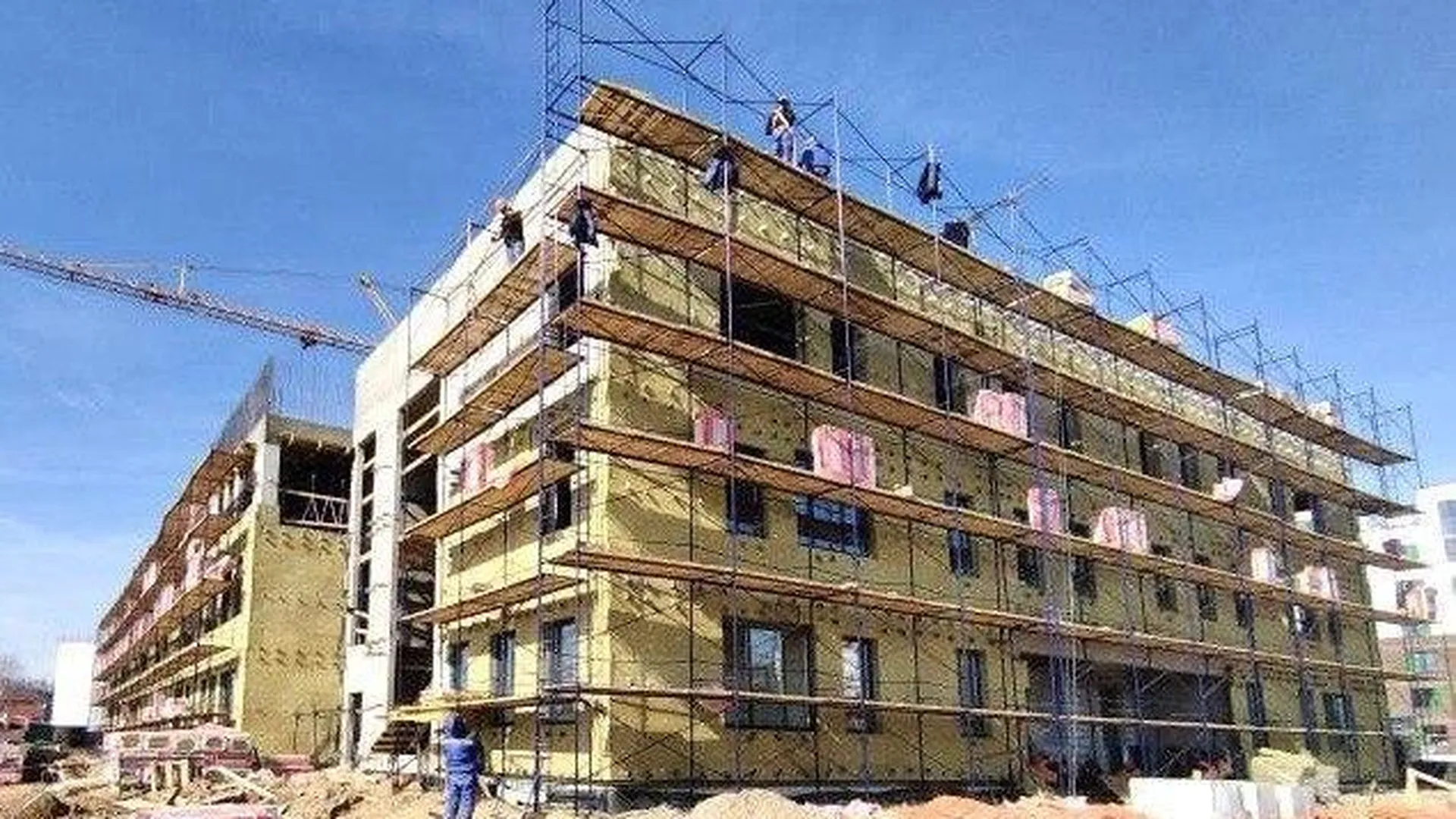 Строители начали устройство фасада современного детского сада в Мытищах